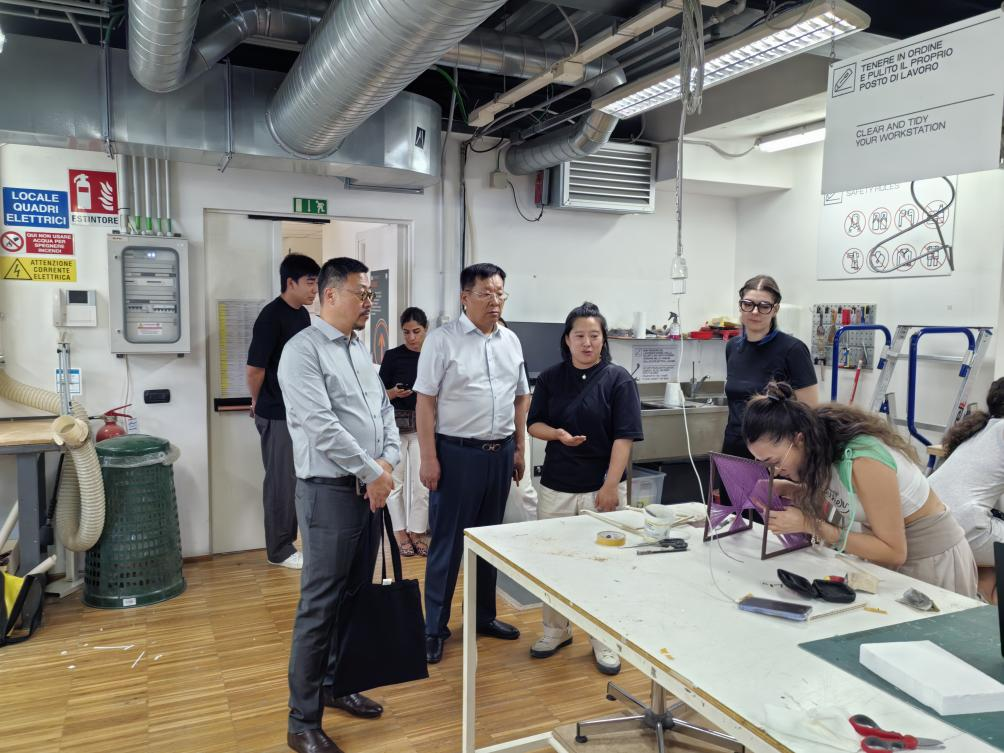 参观意大利新美术学院学生实践设计实验室 参观意大利新美术学院学生实践设计实验室